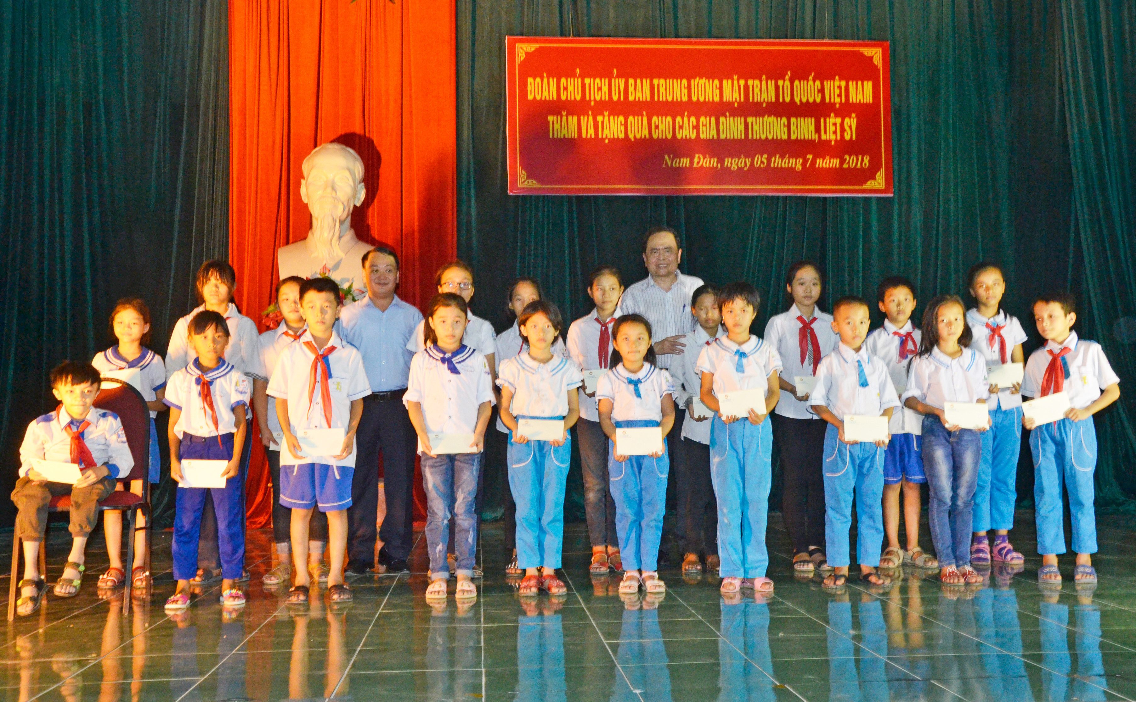Lãnh đạo Ủy ban Trung ương MTTQ Việt Nam trao tặng quà cho học sinh nghèo vượt khó của xã Kim Liên (Nam Đàn). Ảnh Thanh Lê