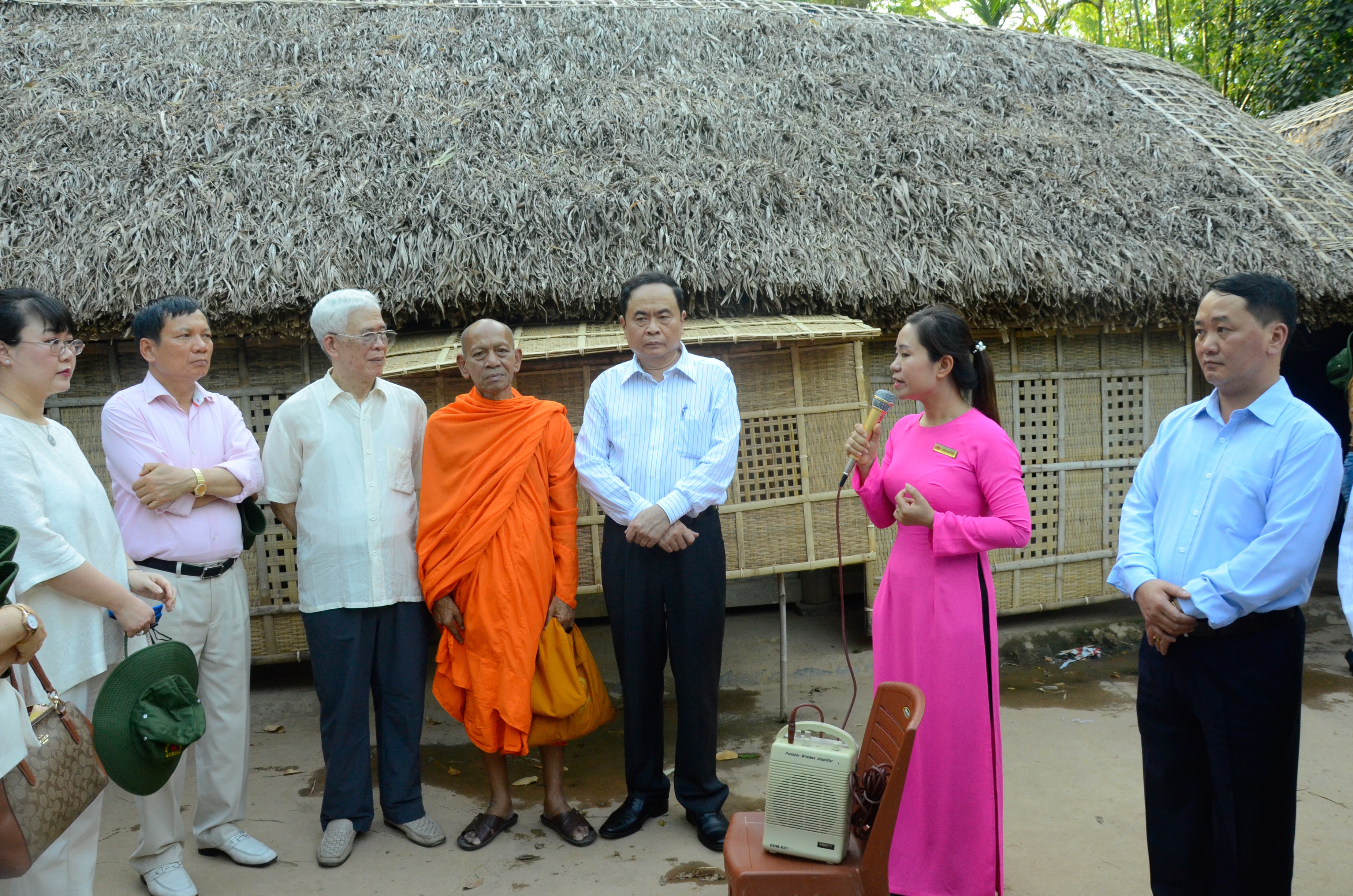 Đoàn đại biểu nghe thuyết minh về cuộc đời thân thế sự nghiệp của Chủ tịch Hồ Chí Minh. Ảnh Thanh Lê