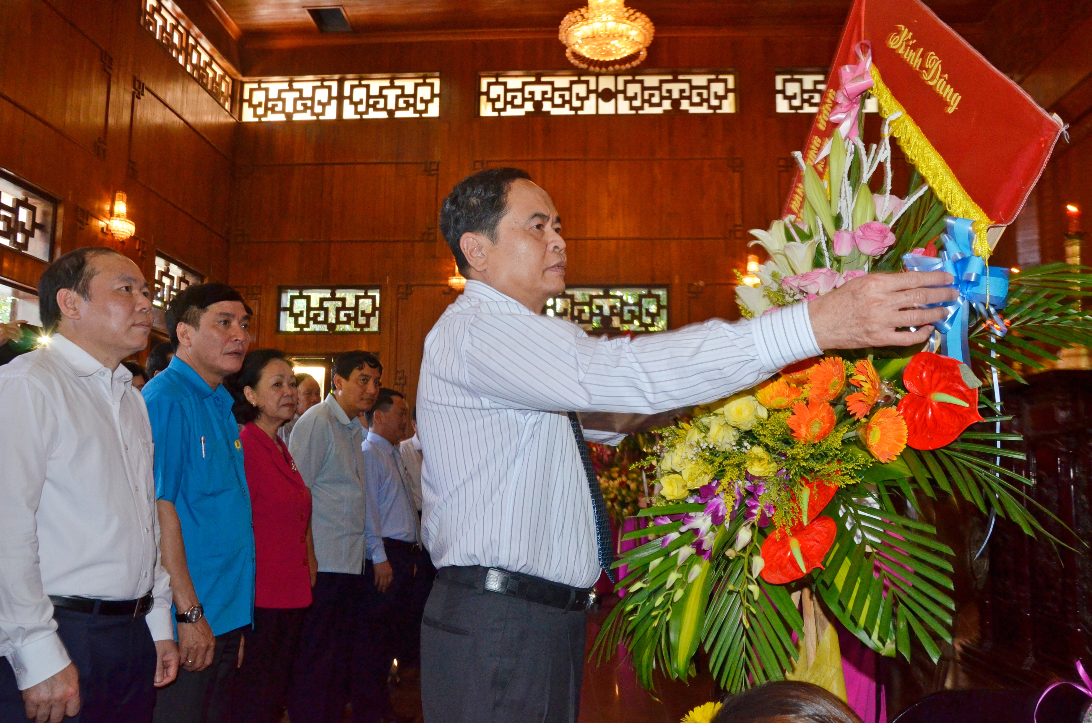 Chủ tịch Ủy ban Trung ương MTTQ Việt Nam Trần Thanh Mẫn dâng hoa tưởng niệm Chủ tịch Hồ Chí Minh. Ảnh Thanh Lê