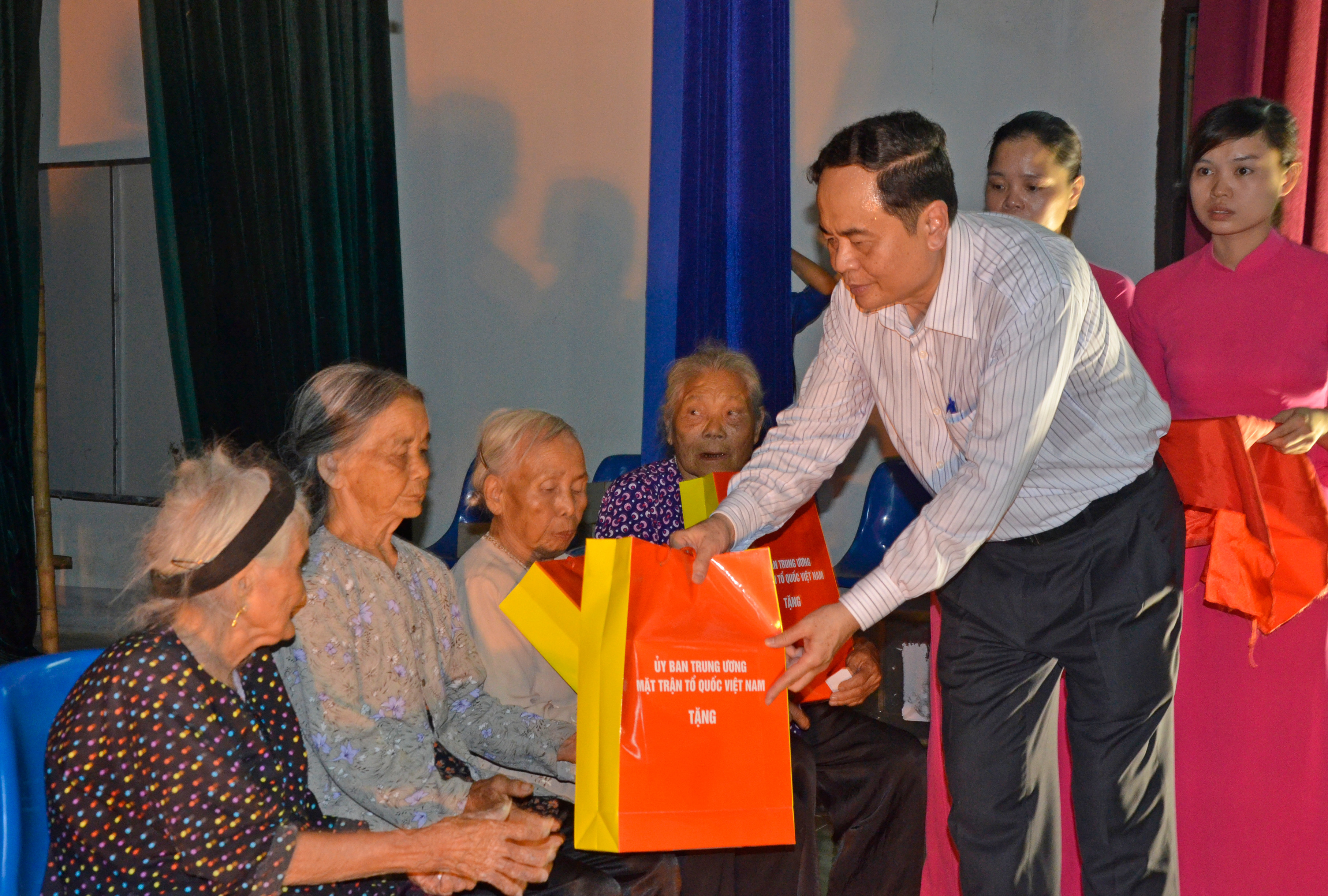 Chủ tịch Ủy ban Trung ương MTTQ Việt Nam Trần Thanh Mẫn trao tặng quà cho các gia đình chính sách tiêu biểu của xã Kim Liên (Nam Đàn). Ảnh Thanh Lê