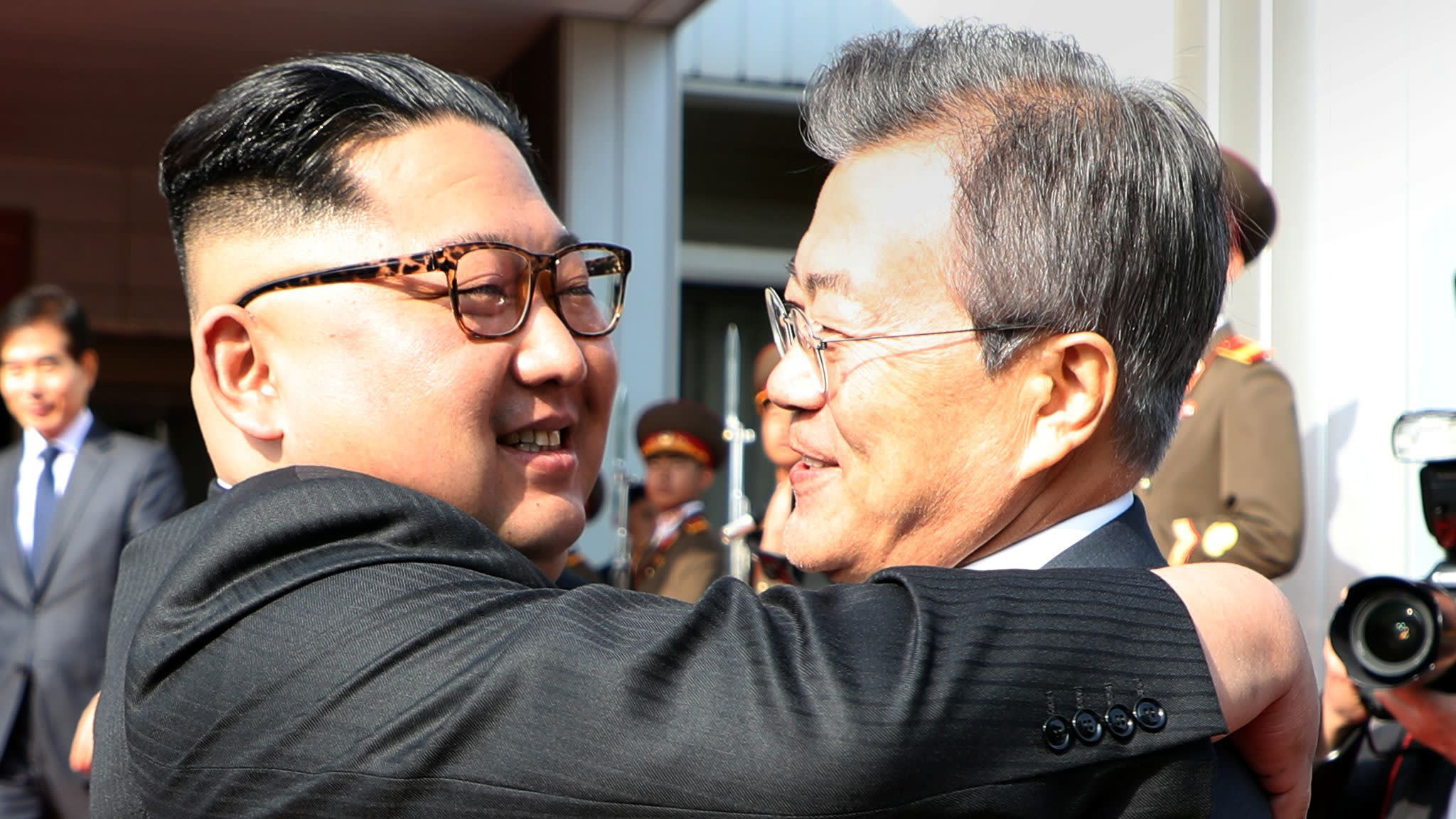 Nhà lãnh đạo Triều Tiên ôm Tổng thống Hàn Quốc trong cuộc gặp thượng đỉnh liên Triều hôm 26/5. Ảnh: Getty