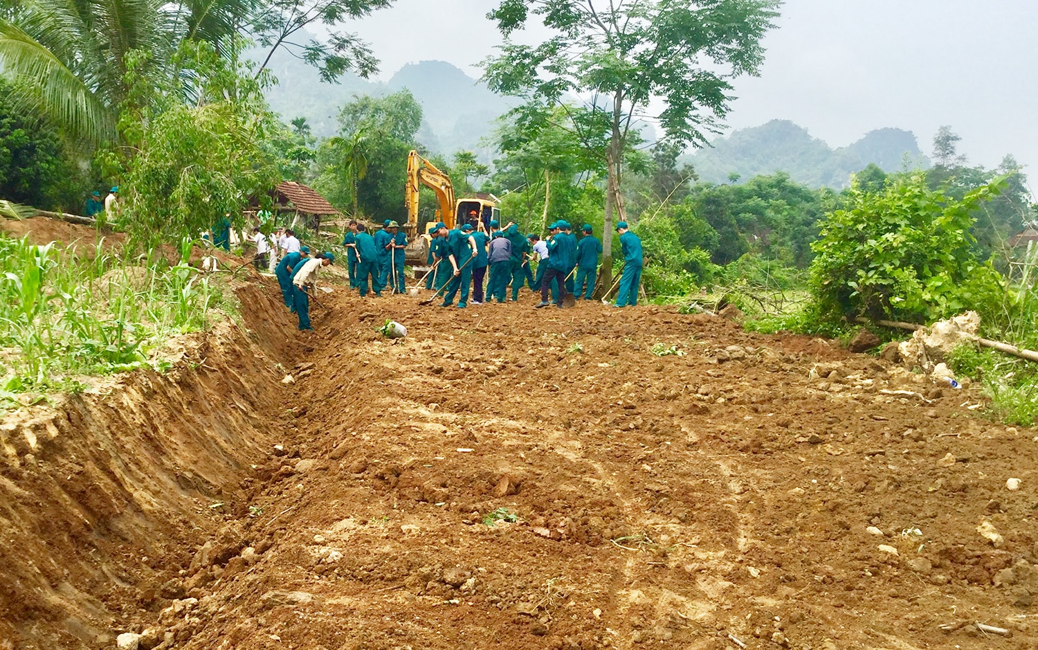 Lãnh đạo xã Châu Lý cùng lực lượng dân quân làm đường bản Thắm. Ảnh: P.V