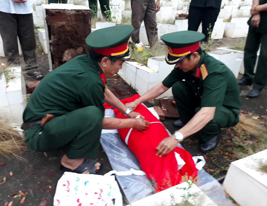 Tổ chức cất bốc hài cốt liệt sĩ Nguyễn Văn Thái. Ảnh: Xuân Cung