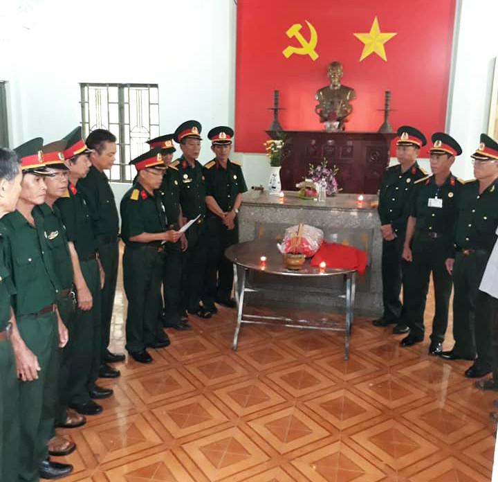 Các CCCB  Bình Phước làm lễ tiễn đưa liệt sĩ Thái về quê nhà. Ảnh: Xuân Cung