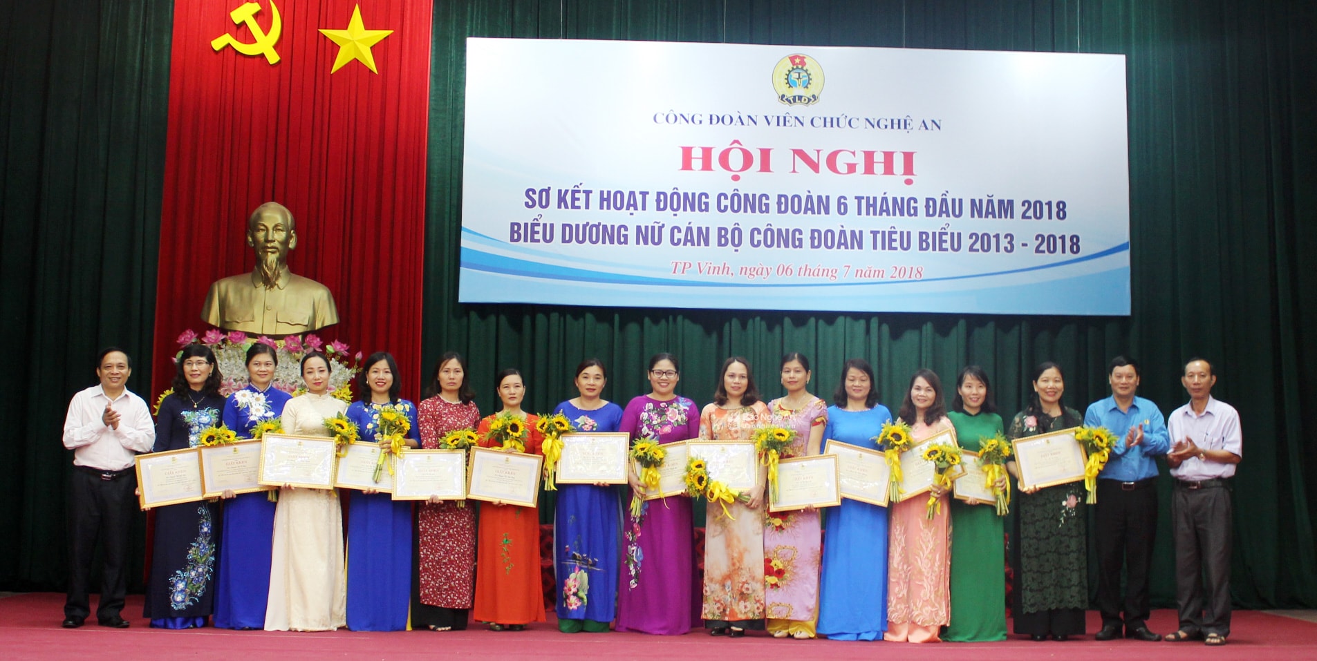 Tuyên dương 16 nữ cán bộ công đoàn viên chức cơ sở tiêu biểu giai đoạn 2013-2018. Ảnh: Lương Mai