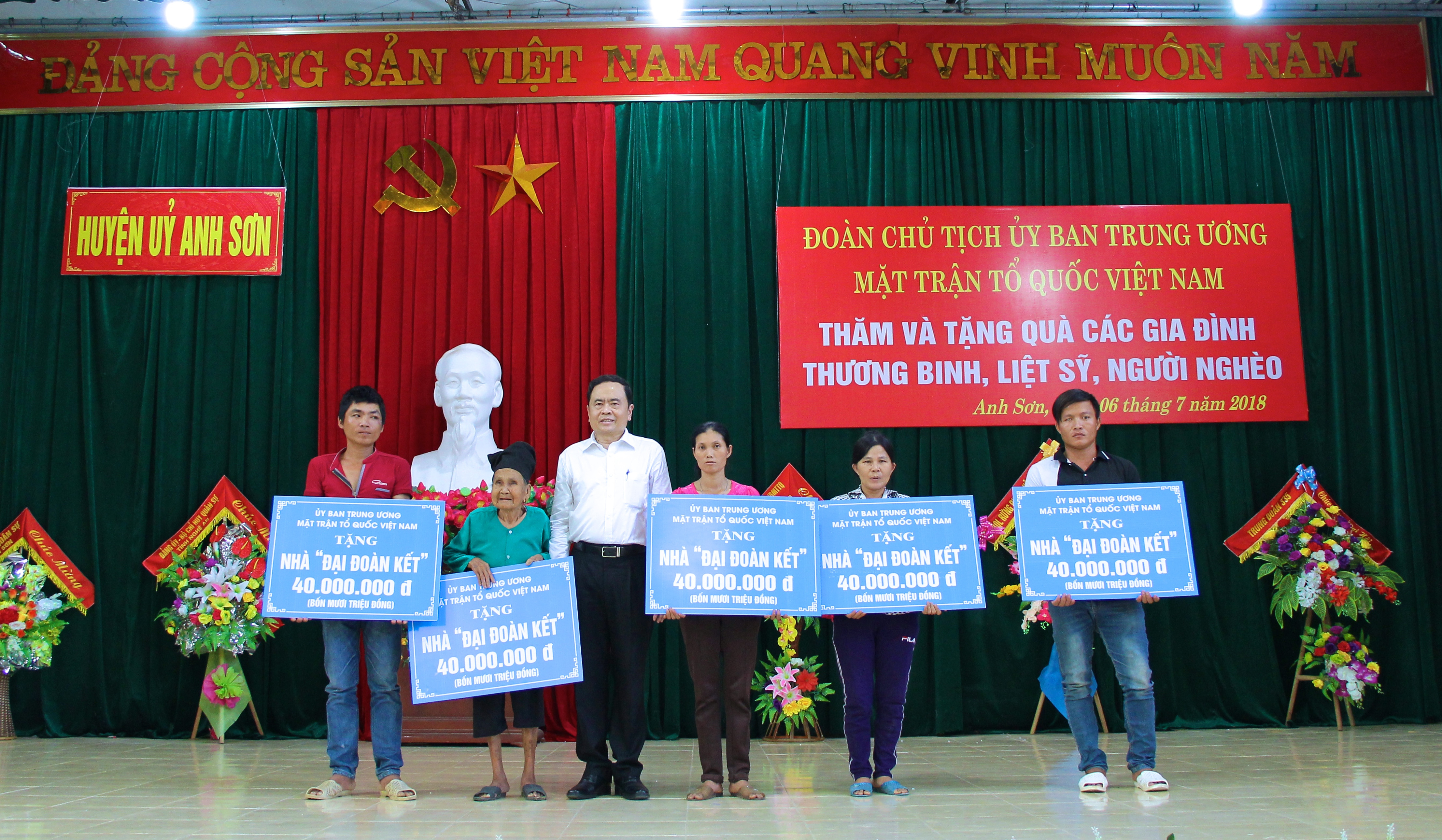 Chủ tịch UBTW MTTQ Việt Nam Trần Thanh Mẫn trao tiền hỗ trợ xây dựng nhà tình nghĩa cho 5 hộ gia đình chính sách. Ảnh: Mỹ Nga 