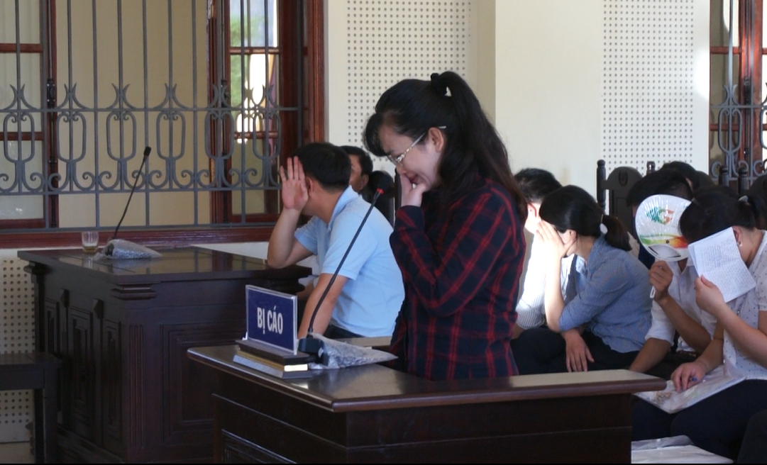 Nguyễn Thị Lam khóc xin được hưởng án treo. Ảnh: Khánh An