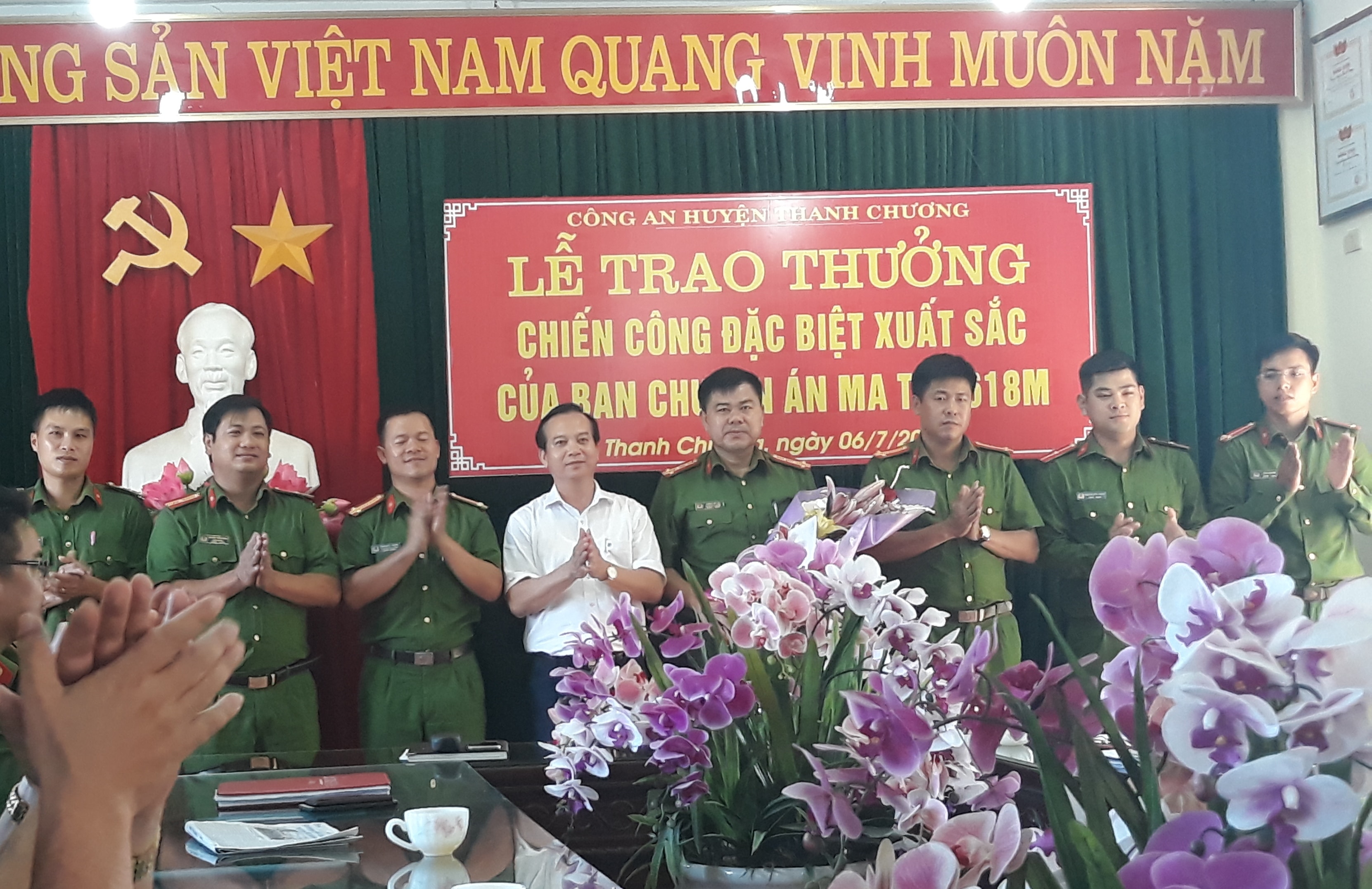 Lãnh đạo huyện Thanh Chương thưởng nóng Ban chuyên án 10 triệu đồng. Ảnh