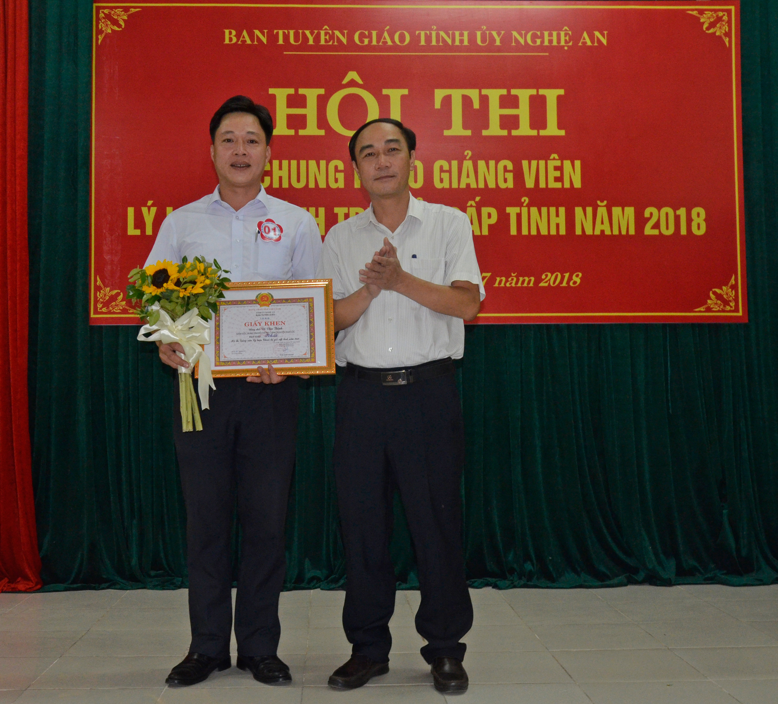 Phó Trưởng Ban Tuyên giáo Tỉnh ủy Trần Quốc Khánh trao giải nhất cho giảng viên Võ Văn Thịnh. Ảnh Thanh Lê