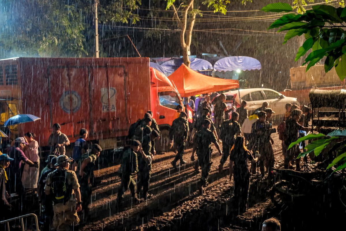 Hoạt động cứu hộ gặp khó vì vào mùa mưa lớn gây ngập lối vào hang. Ảnh: Getty