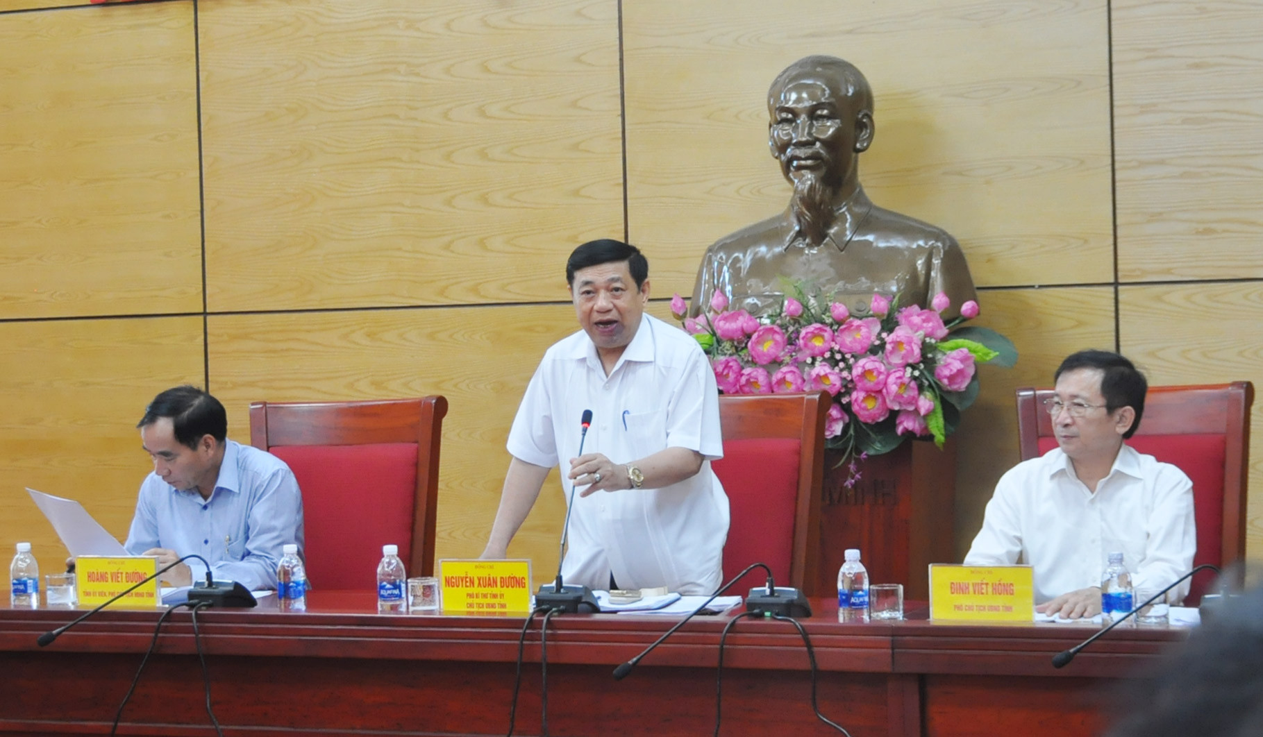 Chủ tịch UBND tỉnh Nguyễn Xuân Đường  chủ trì phiên họp. Ảnh: Việt Phương