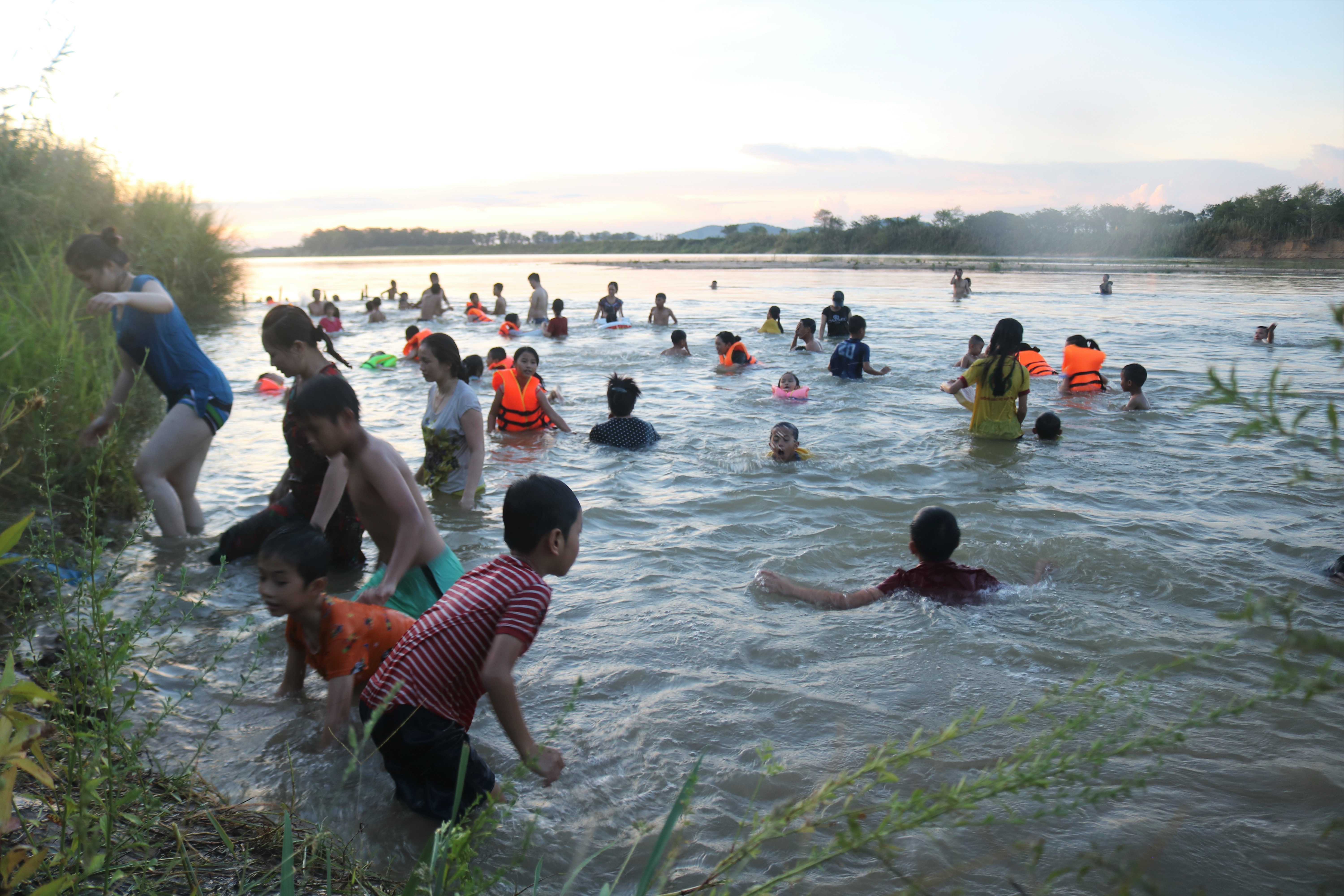 Mặt trời tắt nắng là thời điểm người dân ở xã Thanh Giang (Thanh Chương) kéo ra sông Lam xua đi cái nóng bỏng rát của cả ngày. Ảnh: Diệp Phương