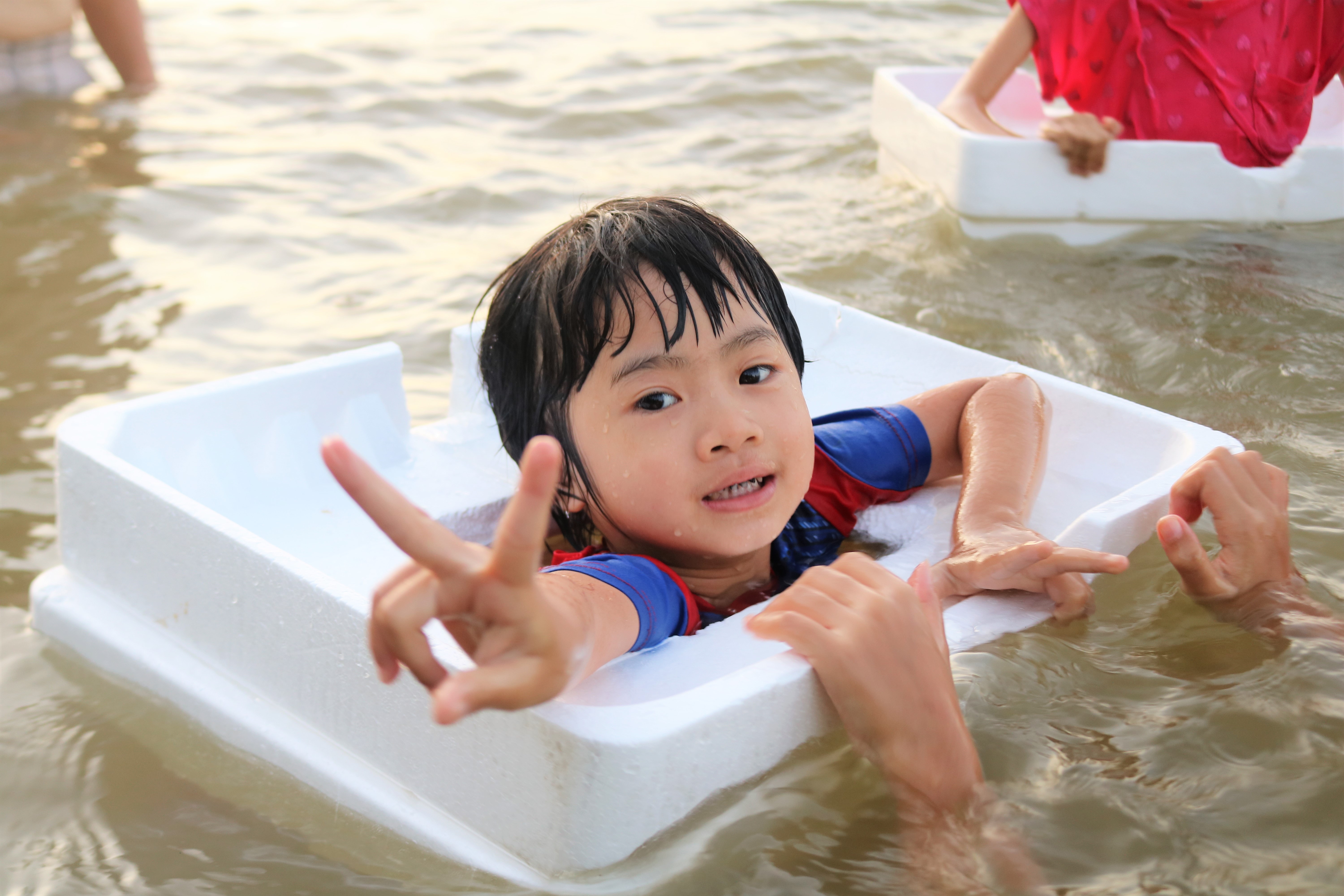 Chế phao bơi từ những hộp xốp. Ảnh: Diệp Phương
