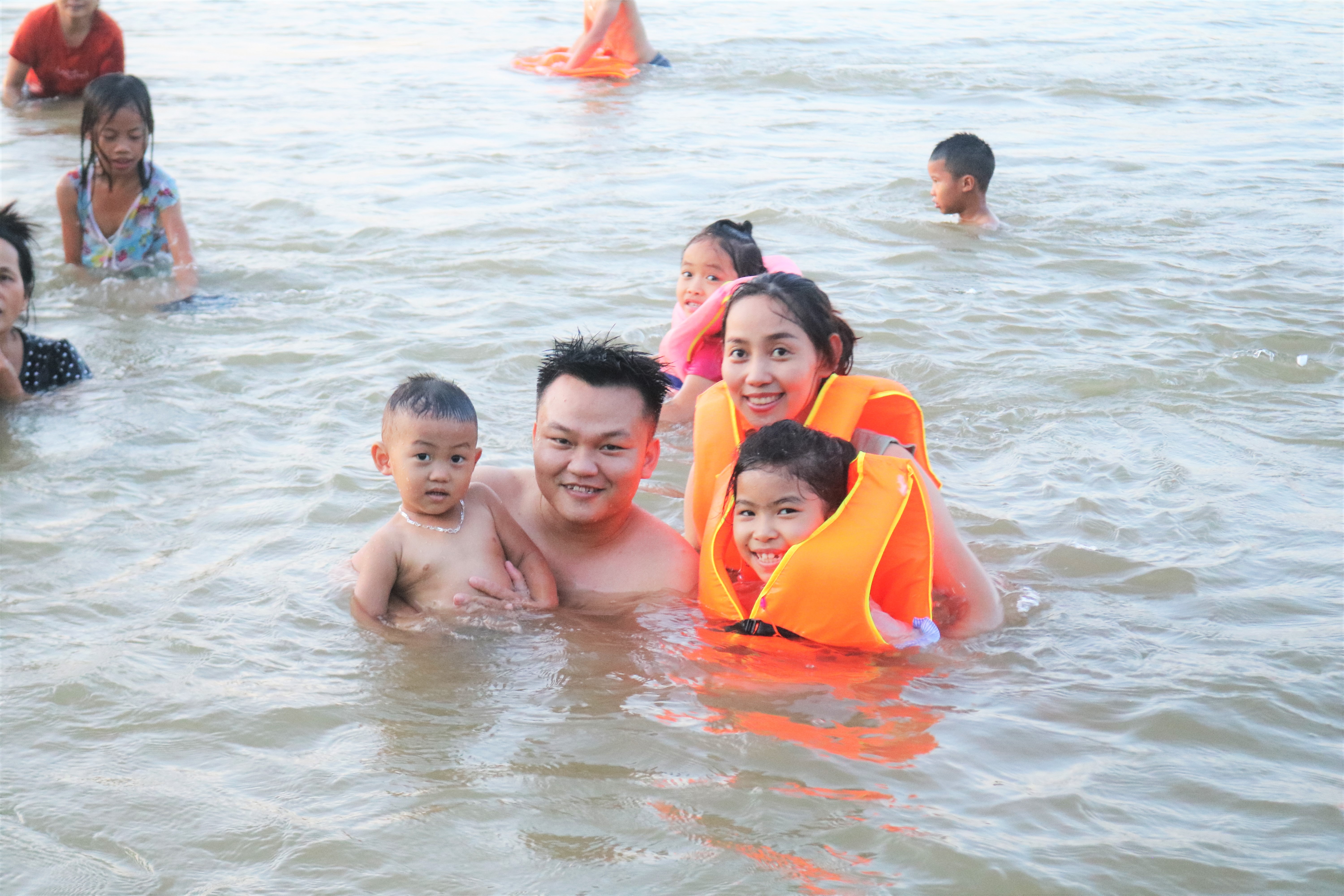 Cả nhà cùng...ra sông. Ảnh: Diệp Phương