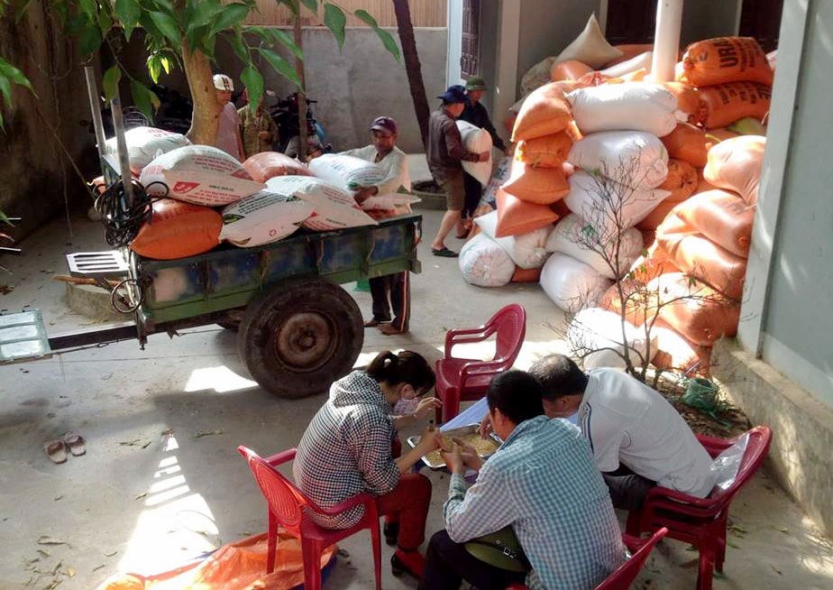 HTX Nông nghiệp Hồng Thành (Yên Thành) thu mua lúa cho nông dân với giá cao hơn 1,5 lần so với thị trường trong sản xuất vụ xuân 2018. Ảnh:Thái Dương