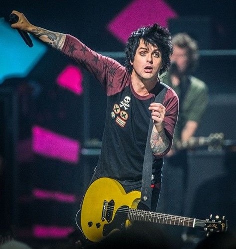 Trong buổi phỏng vấn năm 1995, nhóm trưởng của ban nhạc rock Green Day, Billy Joe Amstrong đã dũng cảm thừa nhận rằng: “Tôi nghĩ trước giờ tôi vẫn là người lưỡng tính. Và đó là một điều tốt.” 