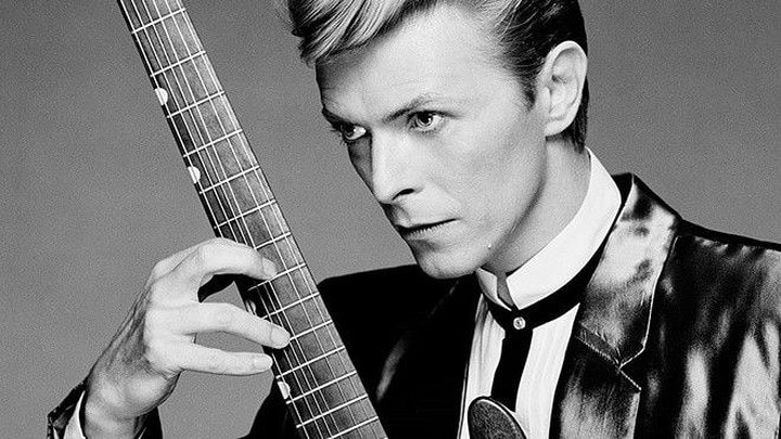Huyền thoại âm nhạc quá cố David Bowie cũng là người lưỡng tính. Trước đây, đã từng có nhiều tin đồn cho biết rằng David Bowie từng có mối quan hệ yêu đương cùng Mick Jagger - nhóm trưởng của ban nhạc The Rolling Stones.