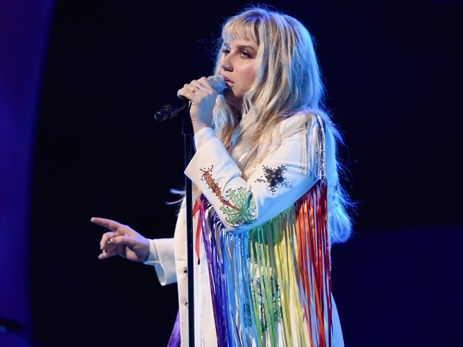 Nổi tiếng với phong cách phóng khoáng, tự do, Kesha luôn đứng về phía cộng đồng LGBT. Bản thân cô cũng là người lưỡng tính. Trả lời phỏng vấn trên tạp chí Seventeen, cô cho hay tình yêu của mình không chỉ giới hạn với cánh đàn ông, Kesha sẽ yêu người mà cô tìm thấy sự đồng điệu trong tâm hồn.