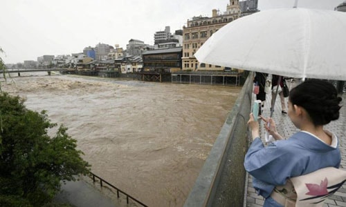 Nước sống Kamo ở cố đô Kyoto đục ngầu sau những trận mưa lớn ngày 5/7. Ảnh: Reuters.