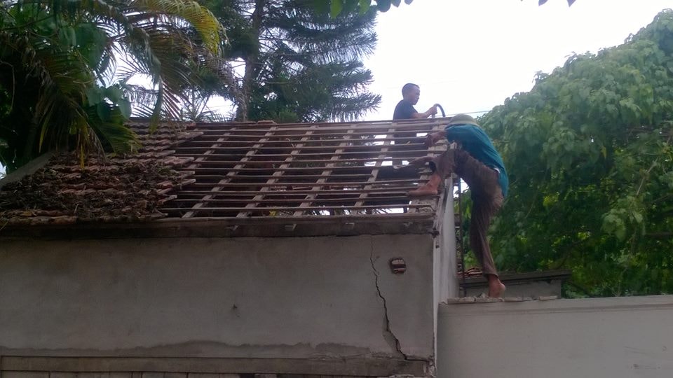 Người dân tháo dỡ ốt để giải cứu chiếc xe. Ảnh: Huy Thư