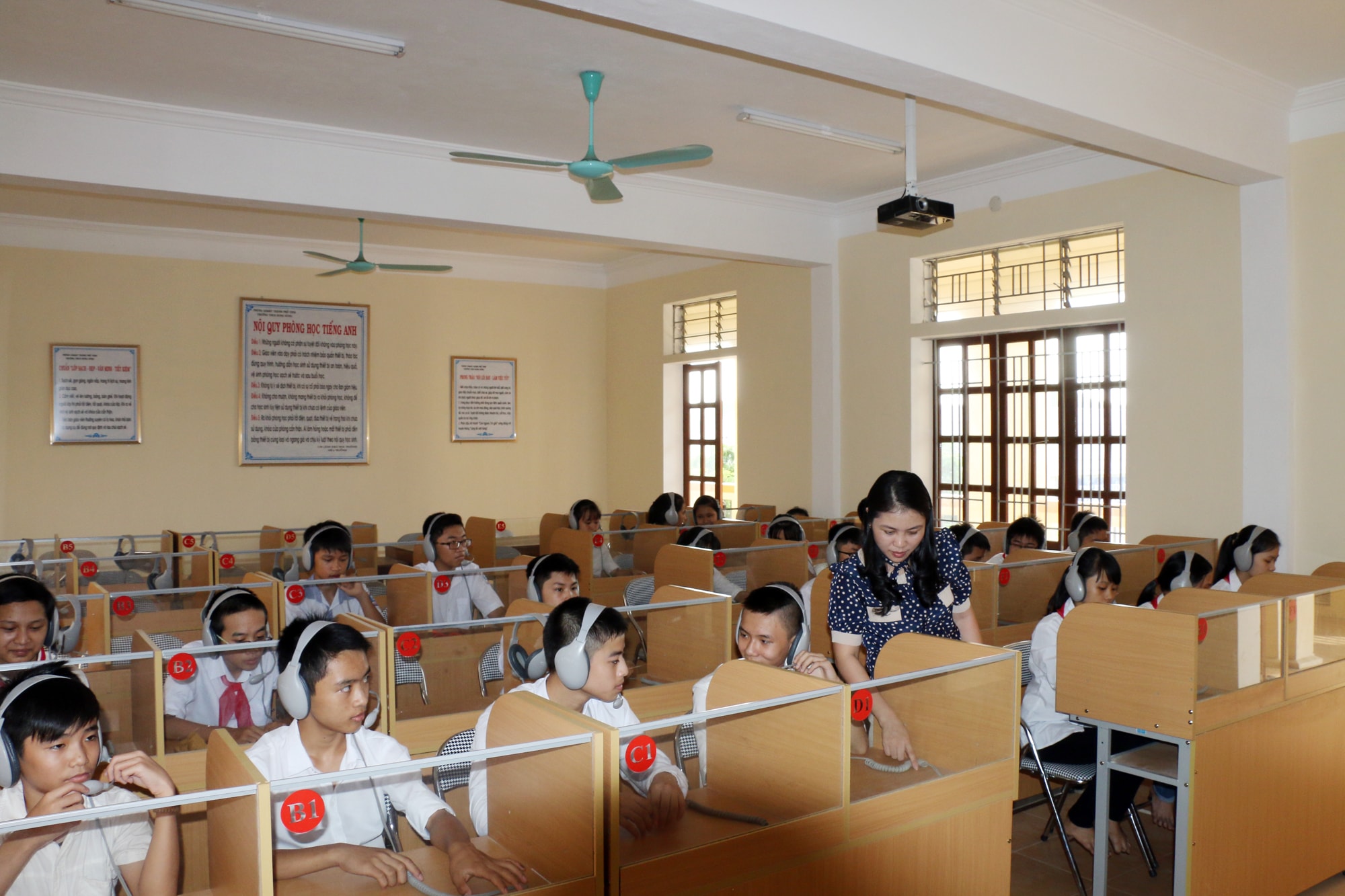 Giờ học của học sinh Trường THCS Hưng Dũng. Ảnh: PV