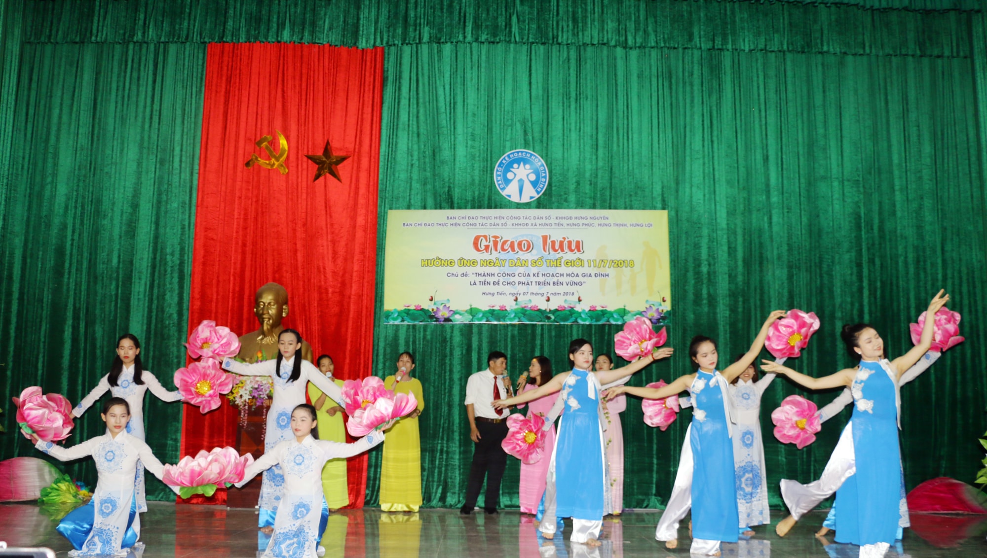 Tiết mục văn nghệ của các đội truyền thông dân số huyện Hưng Nguyên biểu diễn. Ảnh: Mỹ Hà