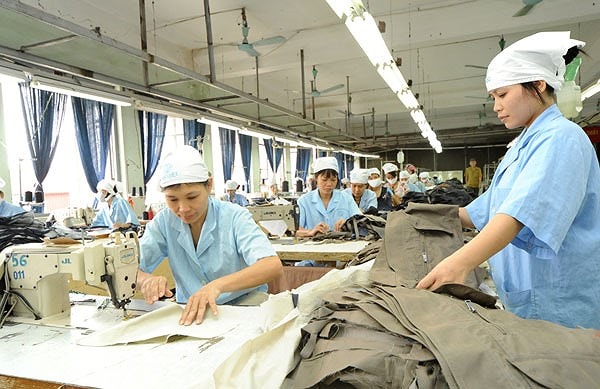 Phụ nữ là đối tượng bị tác động nhất nếu các công đoạn trong ngành dệt may được thay thế bằng máy móc.