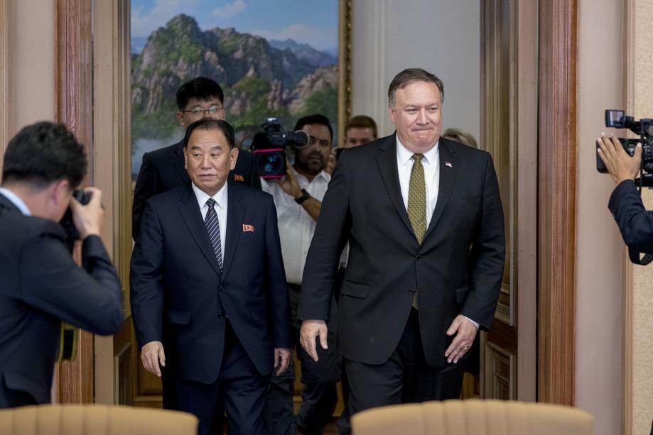 Ngoại trưởng Mỹ Mike Pompeo và quan chức cấp cao đảng cầm quyền Triều Tiên Kim Jong-chol trở lại thảo luận sau giờ nghỉ tại Bình Nhưỡng hôm 7/7. Ảnh: AFP/Getty
