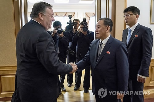 Ngoại trưởng Mỹ Mike Pompeo (trái) bắt tay với Kim Jong-chol. quan chức cấp cao của Triều Tiên tại Nhà khách Baekhwawon ở Bình Nhưỡng hôm 7/7. Ảnh: Yonhap