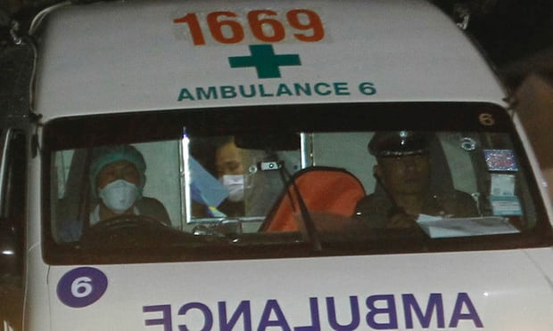 Trước đó, hai xe cấp cứu cũng di chuyển từ hang Tham Luang tới bệnh viện nơi các thành viên đội bóng nhí được theo dõi y tế. Ảnh: Reuters.