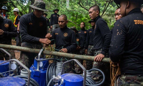 Các nhân viên cứu hộ tham gia sứ mệnh giải cứu. Ảnh: Reuters.