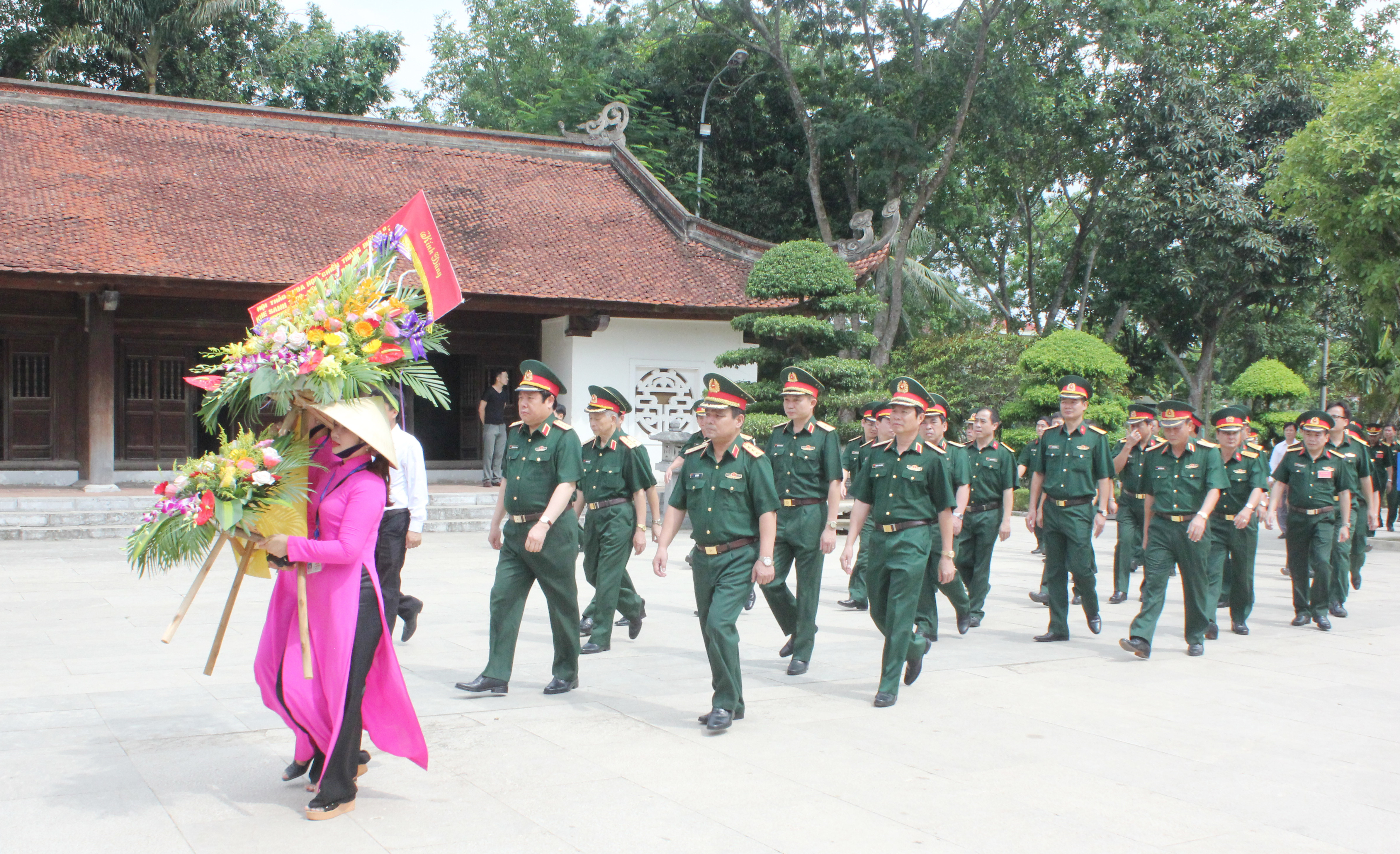 Đoàn đại biểu dự Hội thảo câp bộ Quốc phòng dâng hoa tại Khu Di tích Kim Liên. Ảnh: Trần Dũng.