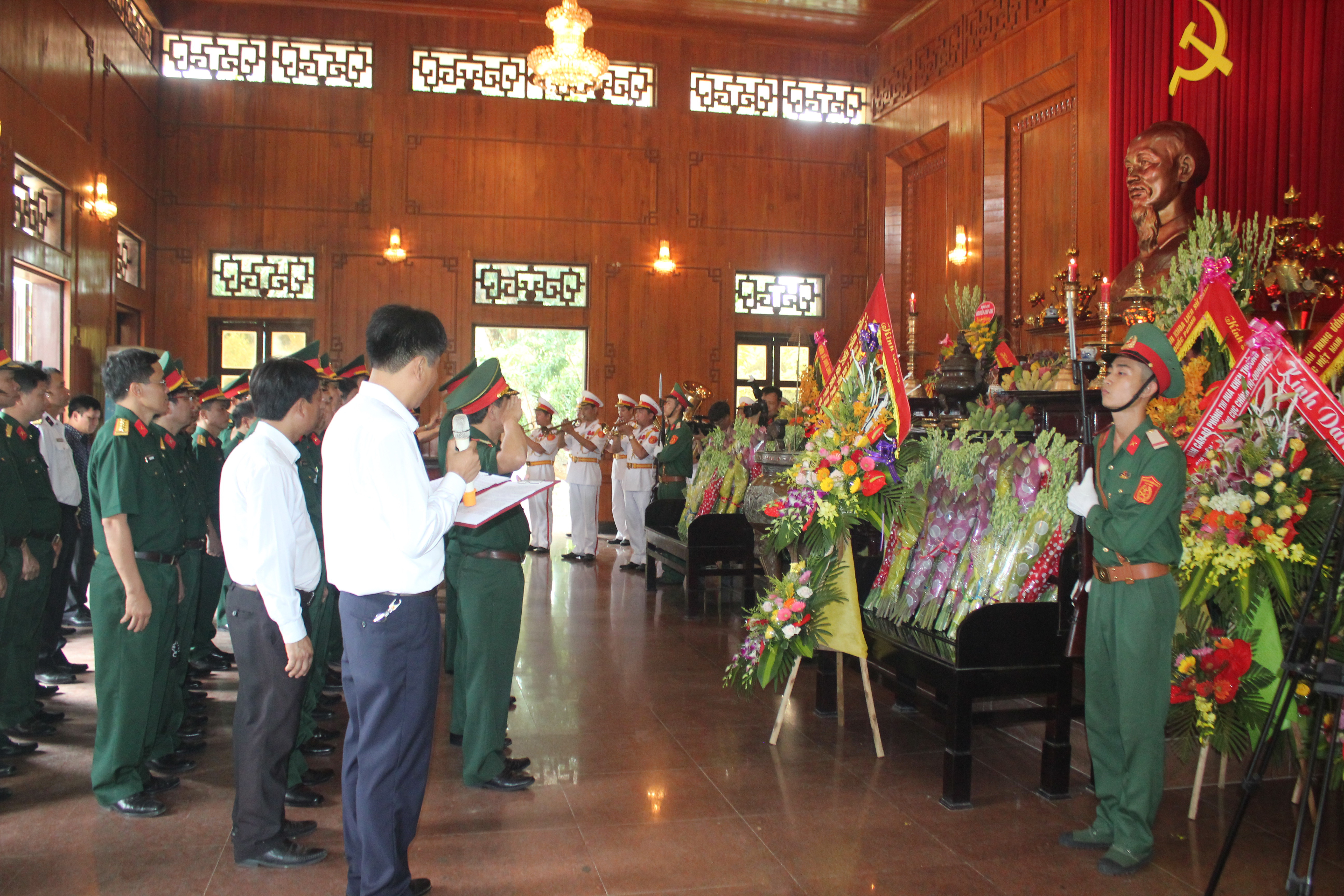 Các đại biểu thành kính làm lễ tưởng niệm Chủ tịch Hồ Chí Minh. Ảnh: Trần Dũng.