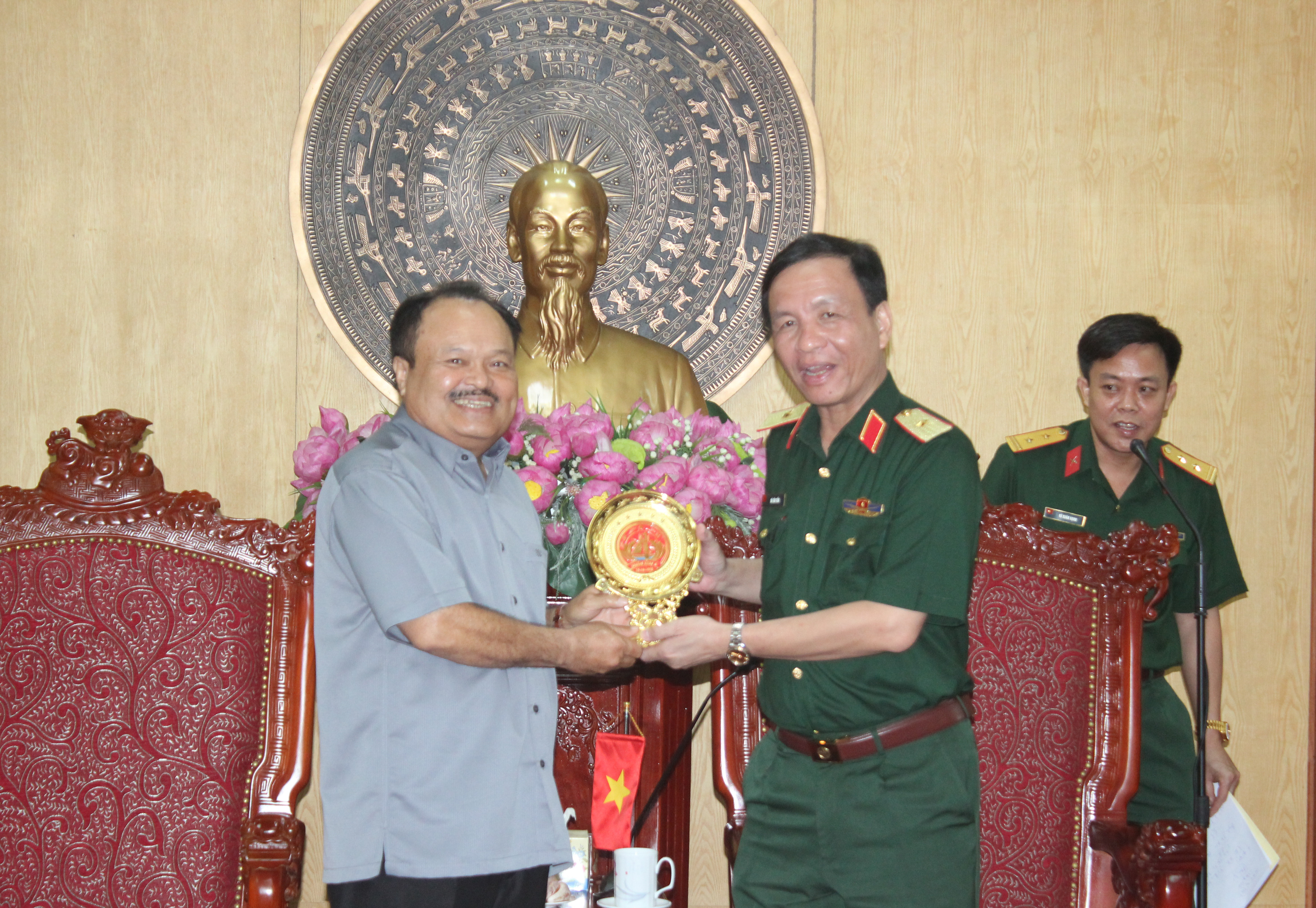 Thiếu tướng Hà Tân Tiến – Phó tư lệnh Quân khu 4 tặng Bộ trưởng Bộ Năng lượng và mỏ Lào logo biểu trưng LLVT Quân khu 4. Ảnh: Trần Dũng