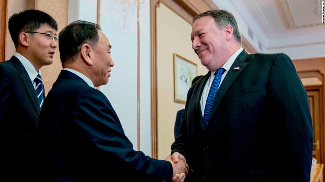 1. Ngoại trưởng Mỹ thăm Triều Tiên: Ngoại trưởng Mike Pompeo đã hoàn tất chuyến thăm 2 ngày tại Triều Tiên để dự các cuộc đàm phán phi hạt nhân hóa. Trước khi bay tới Nhật Bản, Pompeo nói rằng ông đã có các cuộc trao đổi “rất hiệu quả” và dành “nhiều thời gian” thảo luận lộ trình phi hạt nhân hóa Triều Tiên. “Có nhiều vấn đề phức tạp, nhưng chúng tôi đã đạt tiến triển trong hầu hết các vấn đề trọng tâm”, ông khẳng định.