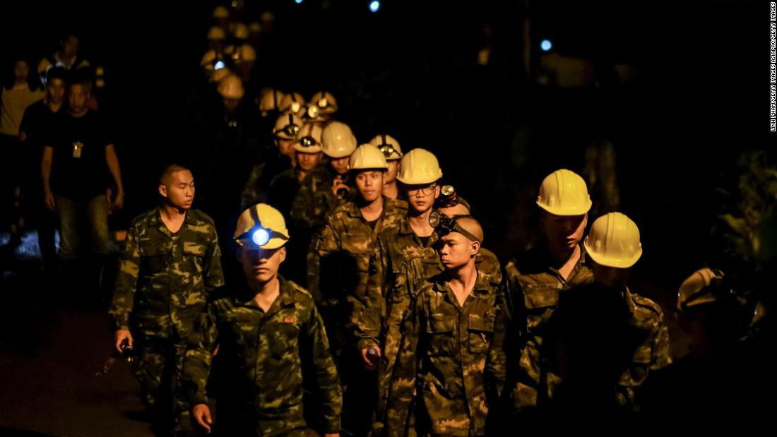 Lực lượng cứu hộ Thái Lan đang nỗ lực giải cứu đội bóng nhí mắc kẹt trong hang động Tham Luang suốt 2 tuần qua.
