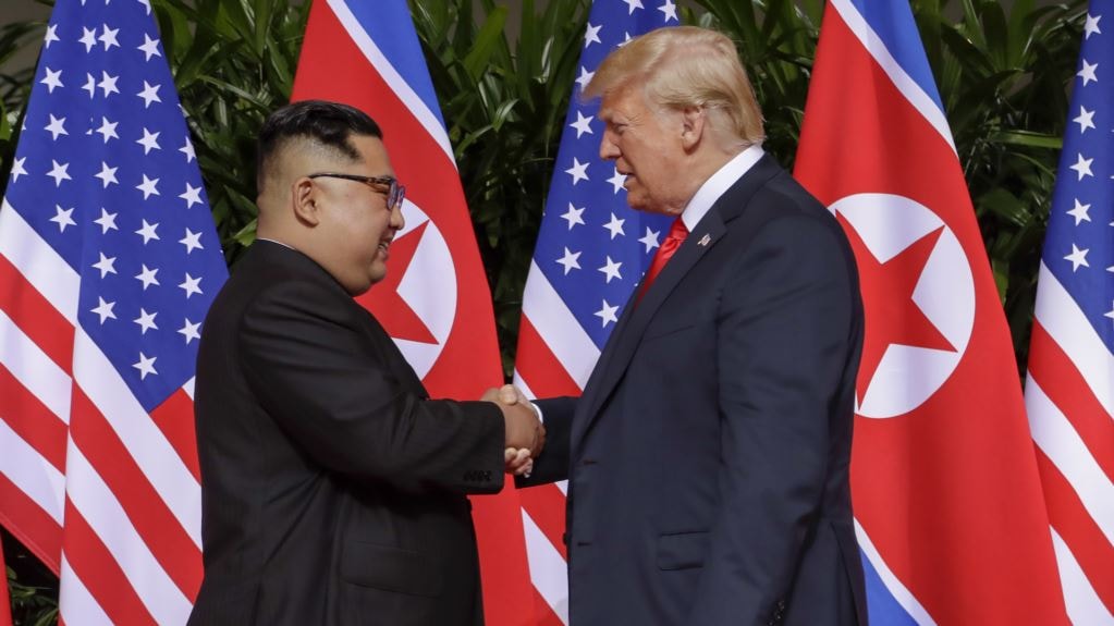  Tổng thống Trump đã nhượng bộ quá nhiều trong cuộc gặp cấp cao với Kim Jong-un tại Singapore hôm 12/6. Ảnh: AP