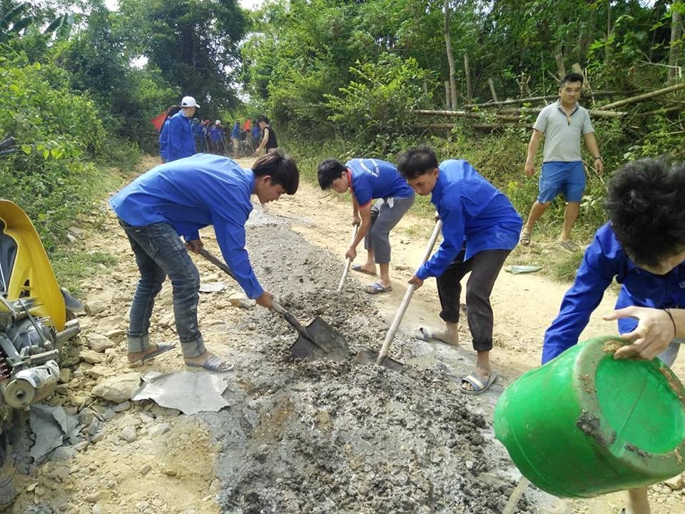 Các ĐVTN đã làm đoạn đường bê tông dài 100m giúp người dân. Ảnh: Diễm Hằng 