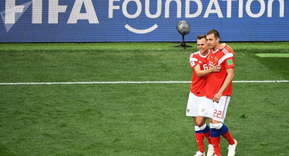Hai tuyển thủ của Nga Artem Dzyuba và Denis Cheryshev. Ảnh: Sputnik