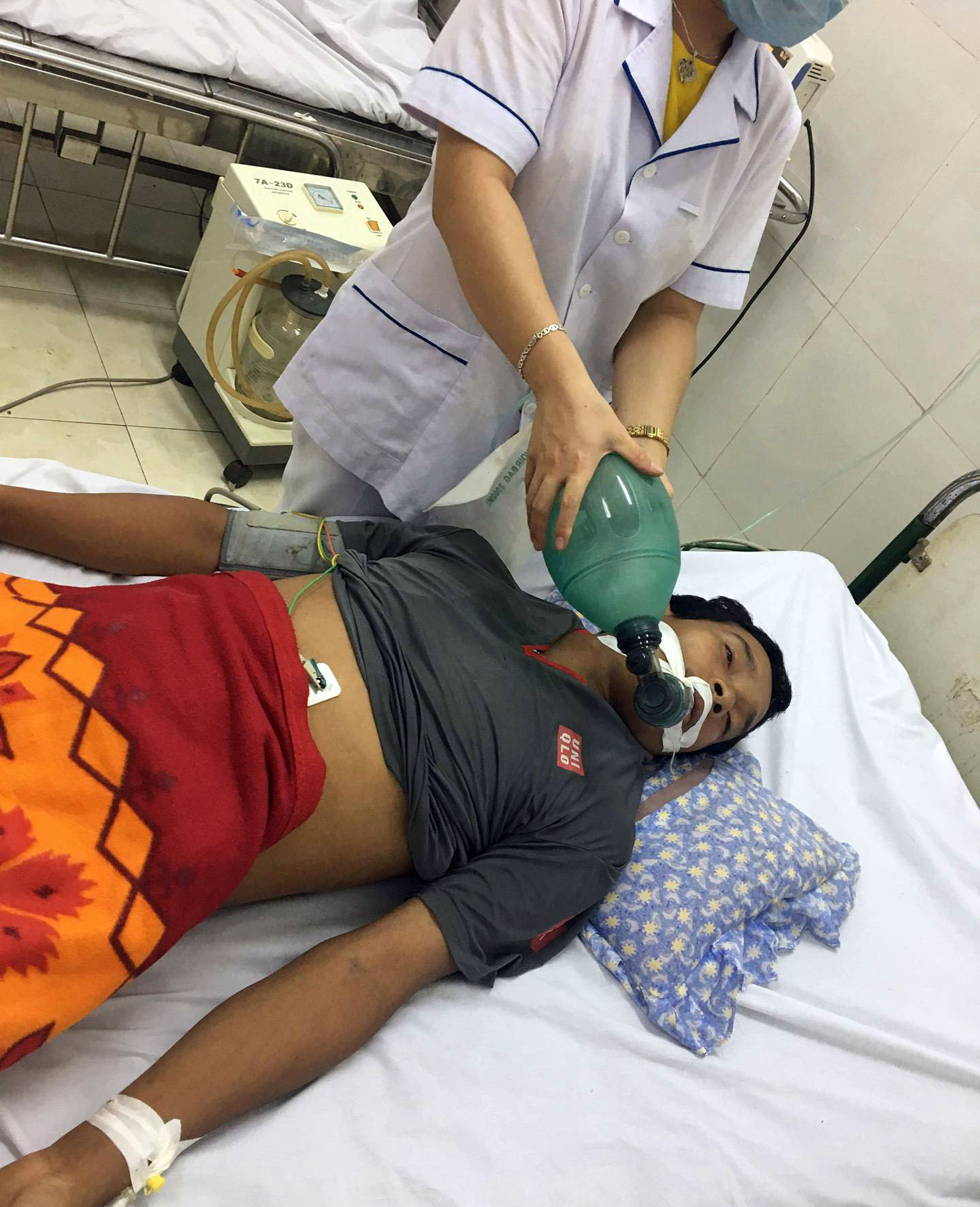 Nạn nhân Vi Văn Sơn khi đang được cấp cứu tại bệnh viện Đa khoa Quỳ Châu. Ảnh PV