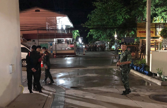 Phía ngoài bệnh viện Chiangrai Prachanukroh nơi 4 thành viên đội bóng đang được kiểm tra sức khỏe. Ảnh: Thuận Thăng