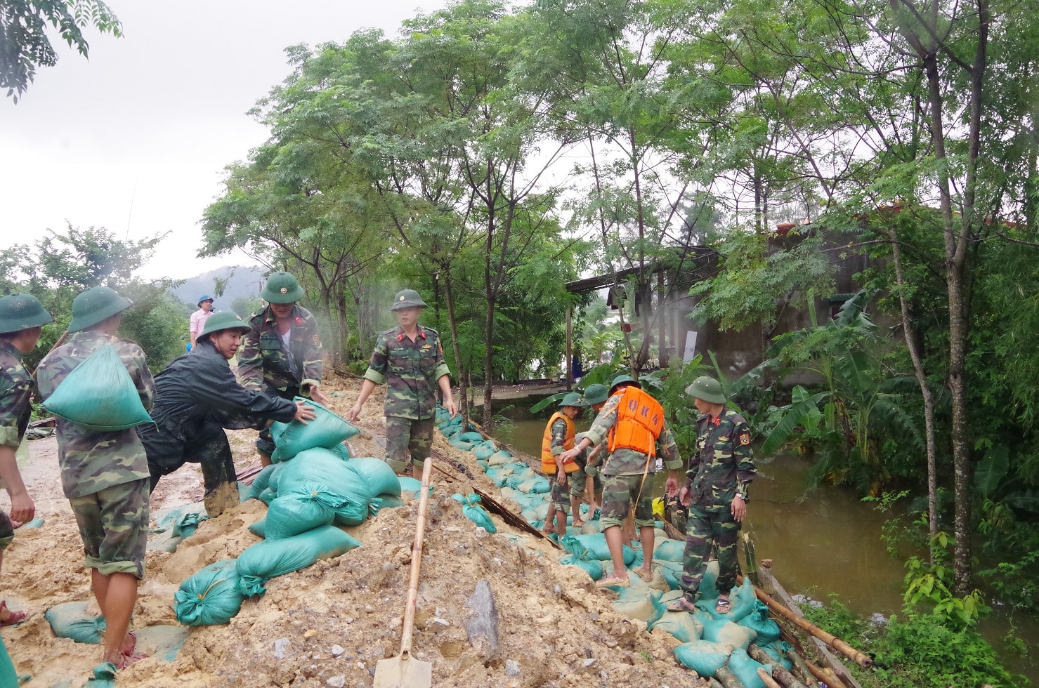 Cán bộ, chiến sĩ Bộ CHQS tỉnh gia cố đê sông Vinh trong cơn bão số 10 năm 2017. Ảnh: Phong Quang