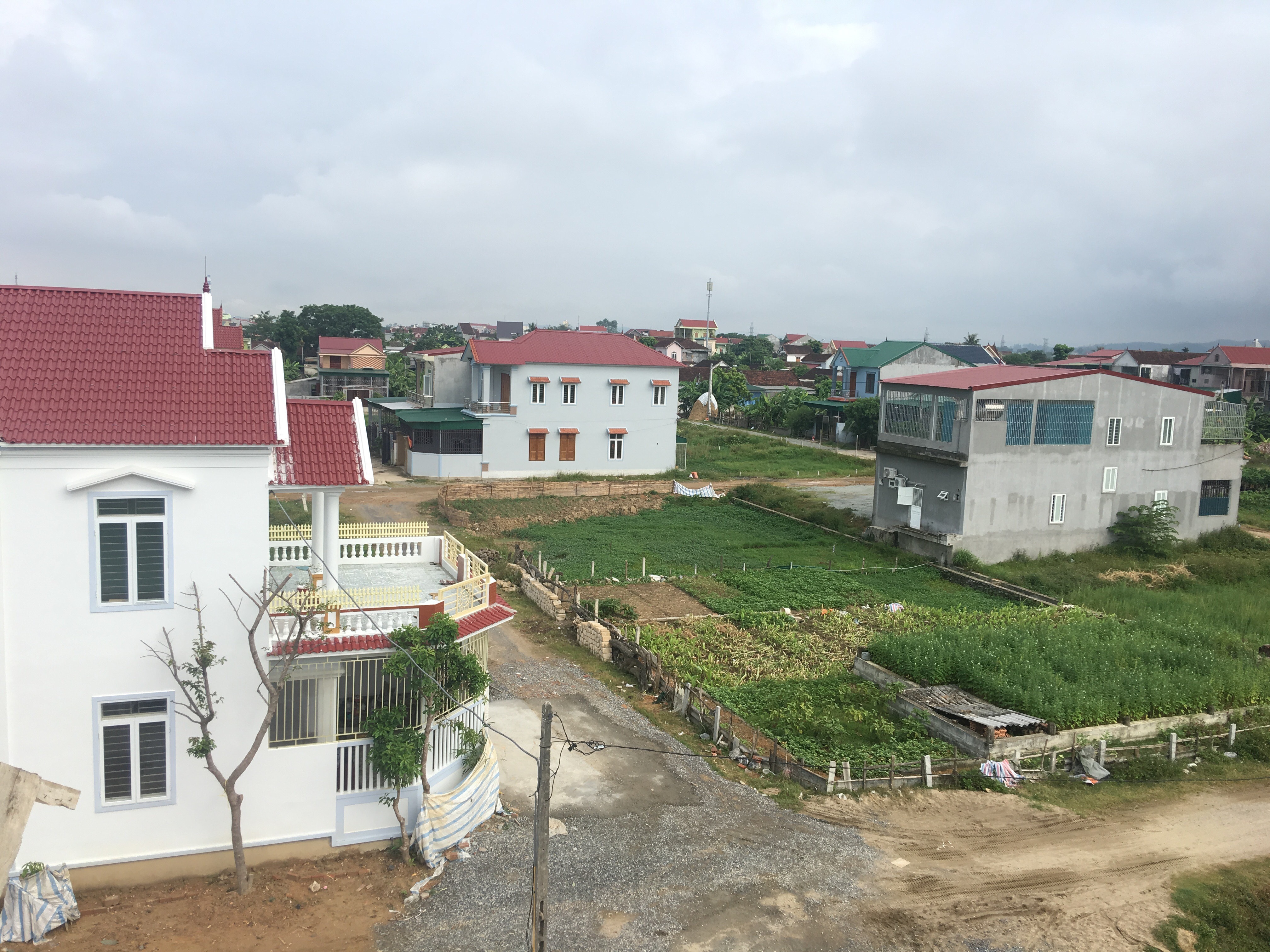 Nhiều ngôi nhà vừa được xây dựng khang trang sau khi trúng đấu giá đất. Ảnh: Ngọc Phương