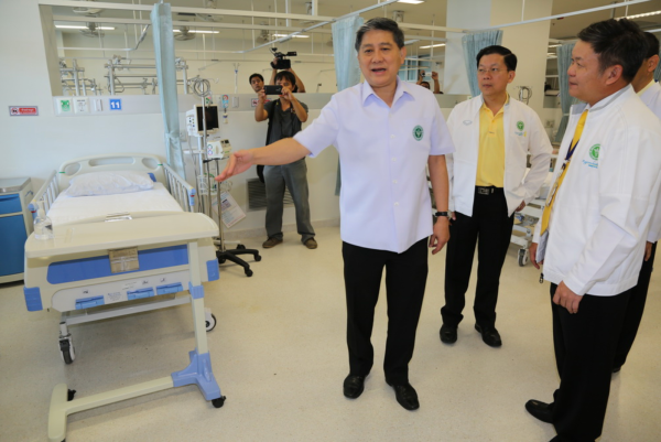 Bộ trưởng Y tế Thái Lan tại Bệnh viện Chiangrai Prachanukroh. Ảnh: CNN