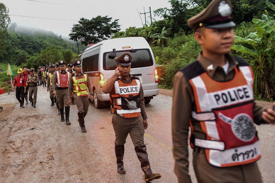 Cảnh sát Thái Lan phong tỏa con đường dẫn tới khu vực hang Tham Luang khi các chiến dịch giải cứu tiếp tục để đưa những người còn mắc kẹt ra ngoài. Ảnh Getty