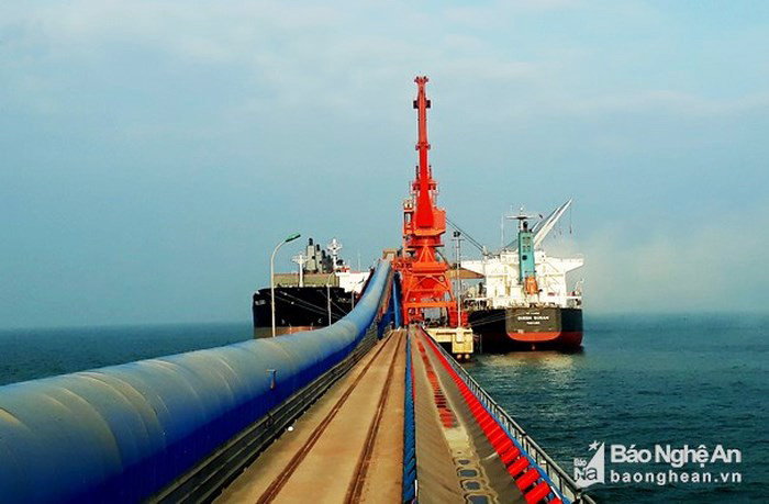 Từ khi đưa vào khai thác (tháng 10/2017), cầu cảng Vissai - Nghi Thiết đã đón hàng chục lượt tàu quốc tế trọng tải lớn cập cảng. Ảnh: Tư liệu