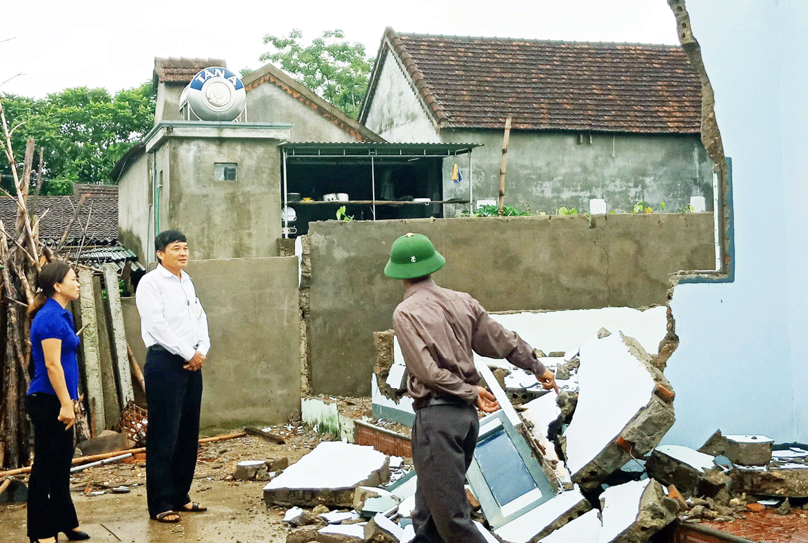 Thăm hỏi và động viên gia đình bị nạn ở Ảnh: Lê Lâm