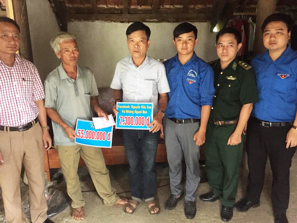 Trao tiền cho gia đình ảnh Huy Thư.