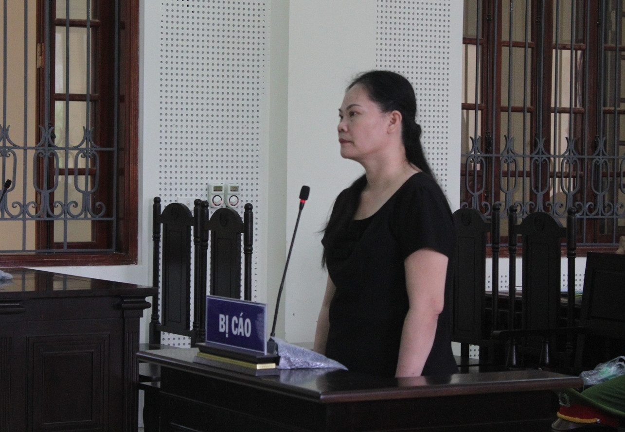 Bị cáo Vi Thị Hoa tại phiên tòa. Ảnh: Nguyễn Dương