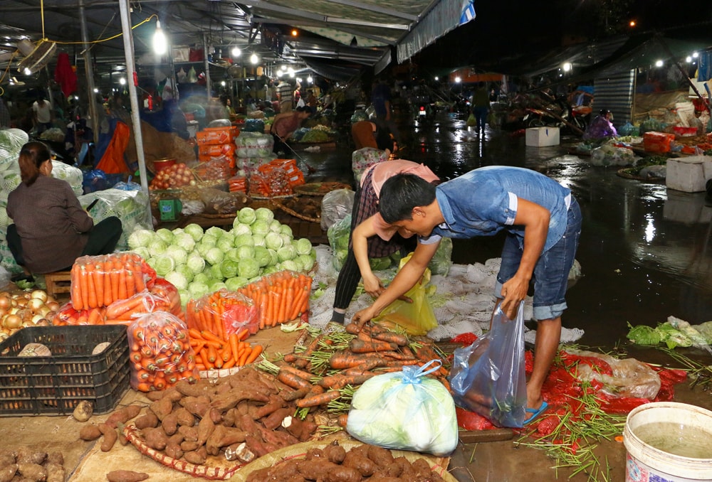 Những hàng rau quả tại chợ đầu mối được mang đến từ nhiều địa phương trong tỉnh cũng như các tỉnh lân cận. Ảnh: Ngọc Quý